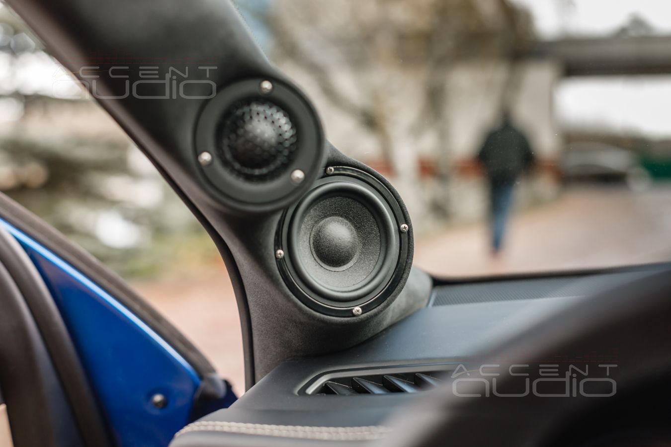 Подиумы для новых СЧ-ВЧ излучателей Brax и ScanSpeak для Porsche Macan