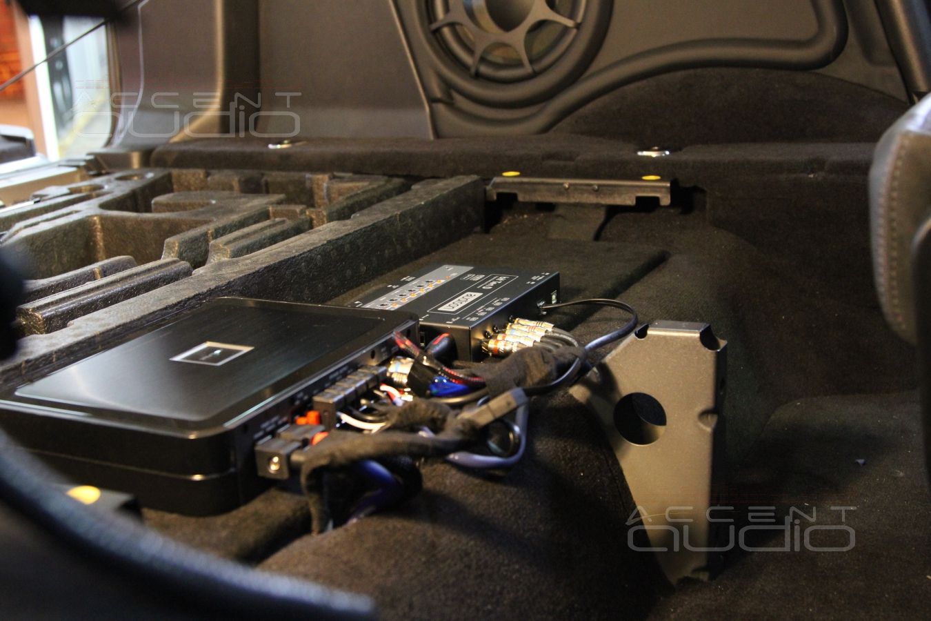 Установка усилителя и аудиопроцессора в Range Rover Discovery