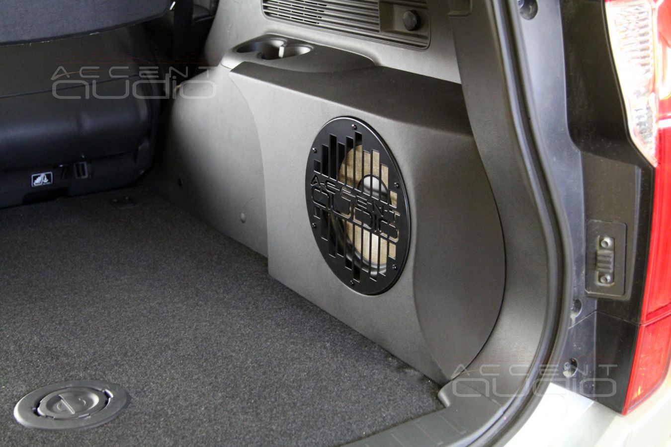 Встроенный сабвуфер-стелс для Mitsubishi Pajero Sport в дизельной версии с печкой