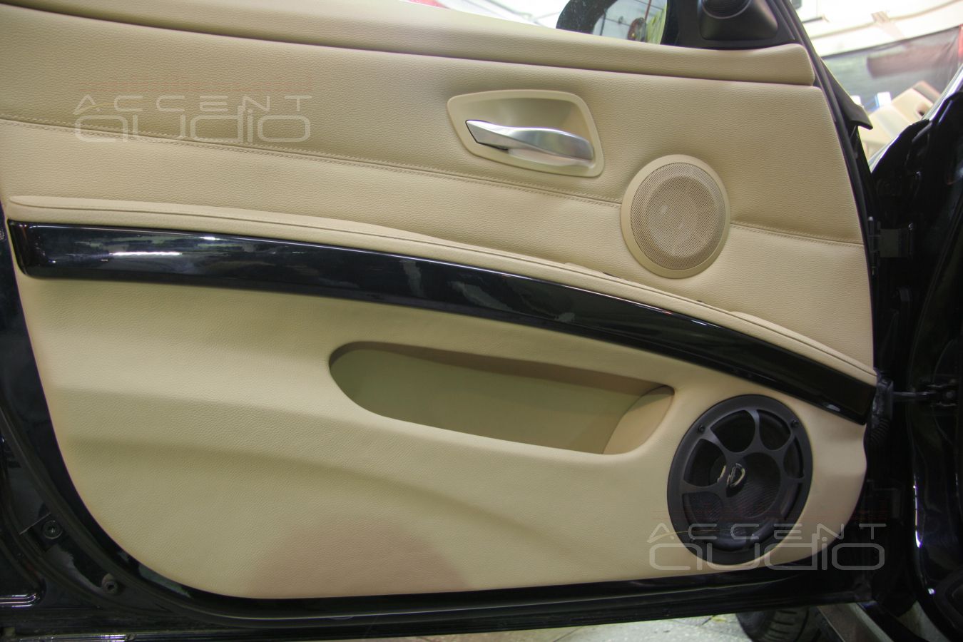 Новый дизайн обшивок и новый мидбас на новом месте