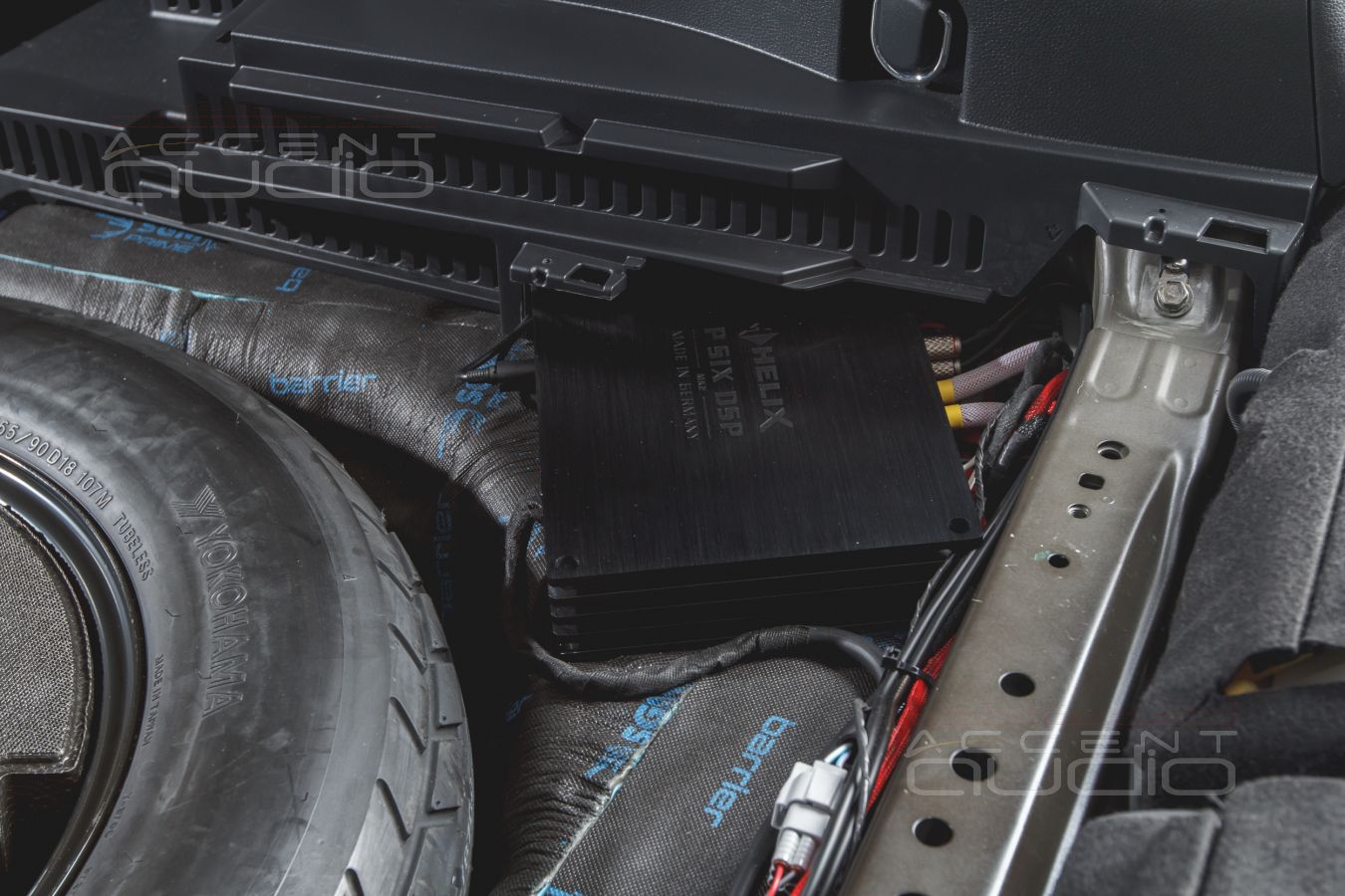 Установка усилителей Helix и Alpine в Toyota RAV4