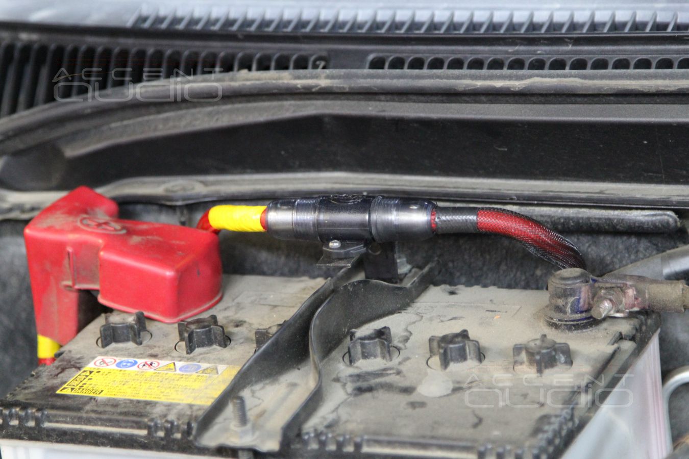 Усилитель E.O.S. в ящичке багажного отсека Suzuki Grand Vitara