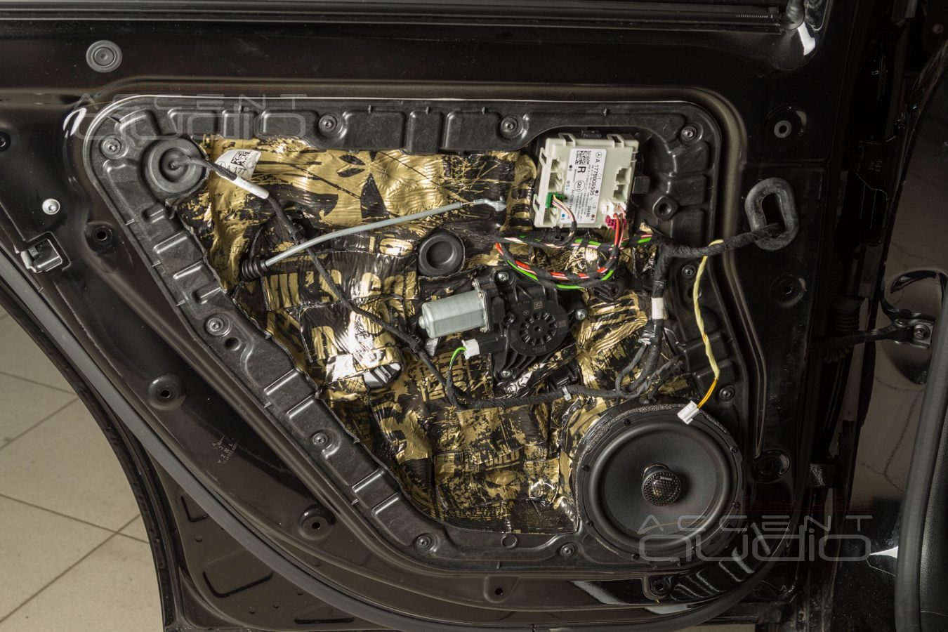 Тыловая акустика в Mercedes-Benz A 45 штатно – для плотной электроники и объема