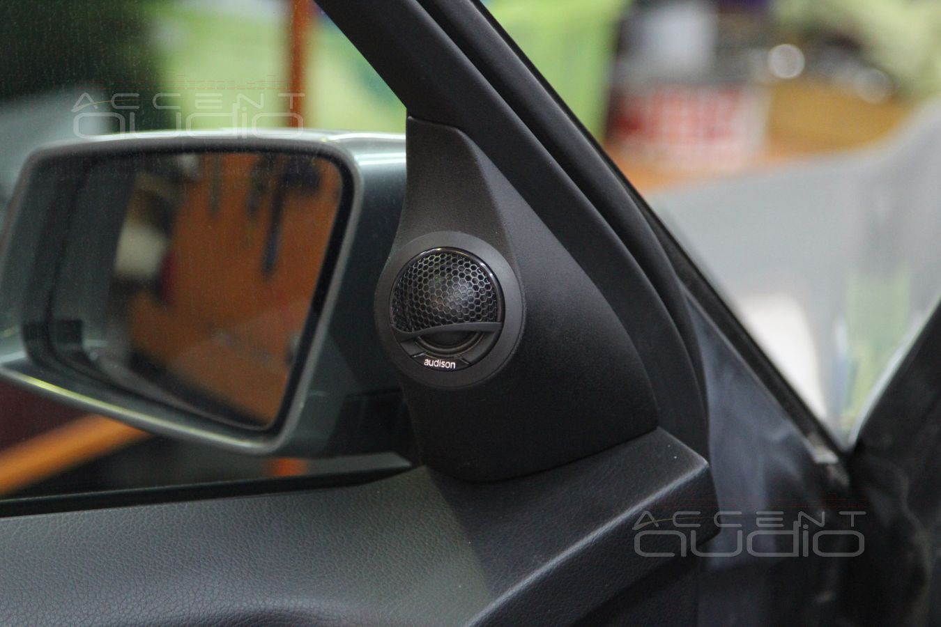 Замена акустики и виброизоляция дверей в Mercedes GLK 2014