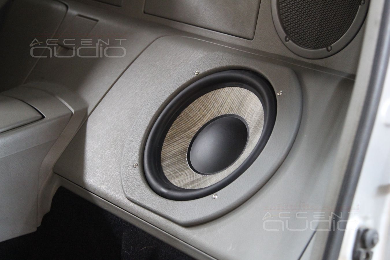 Сабвуфер стелс в Nissan 350Z