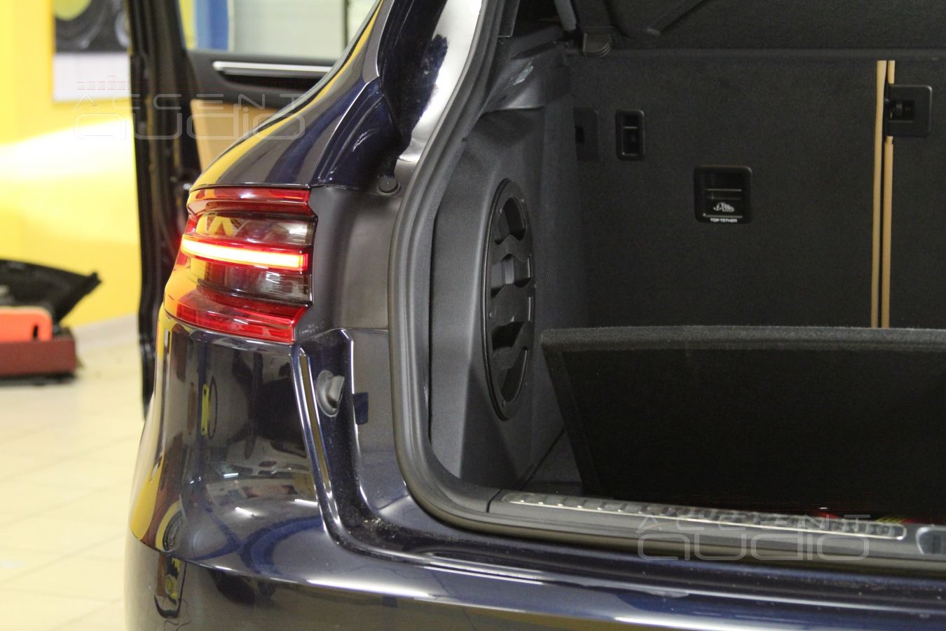 Сабвуфер в Porshe Macan