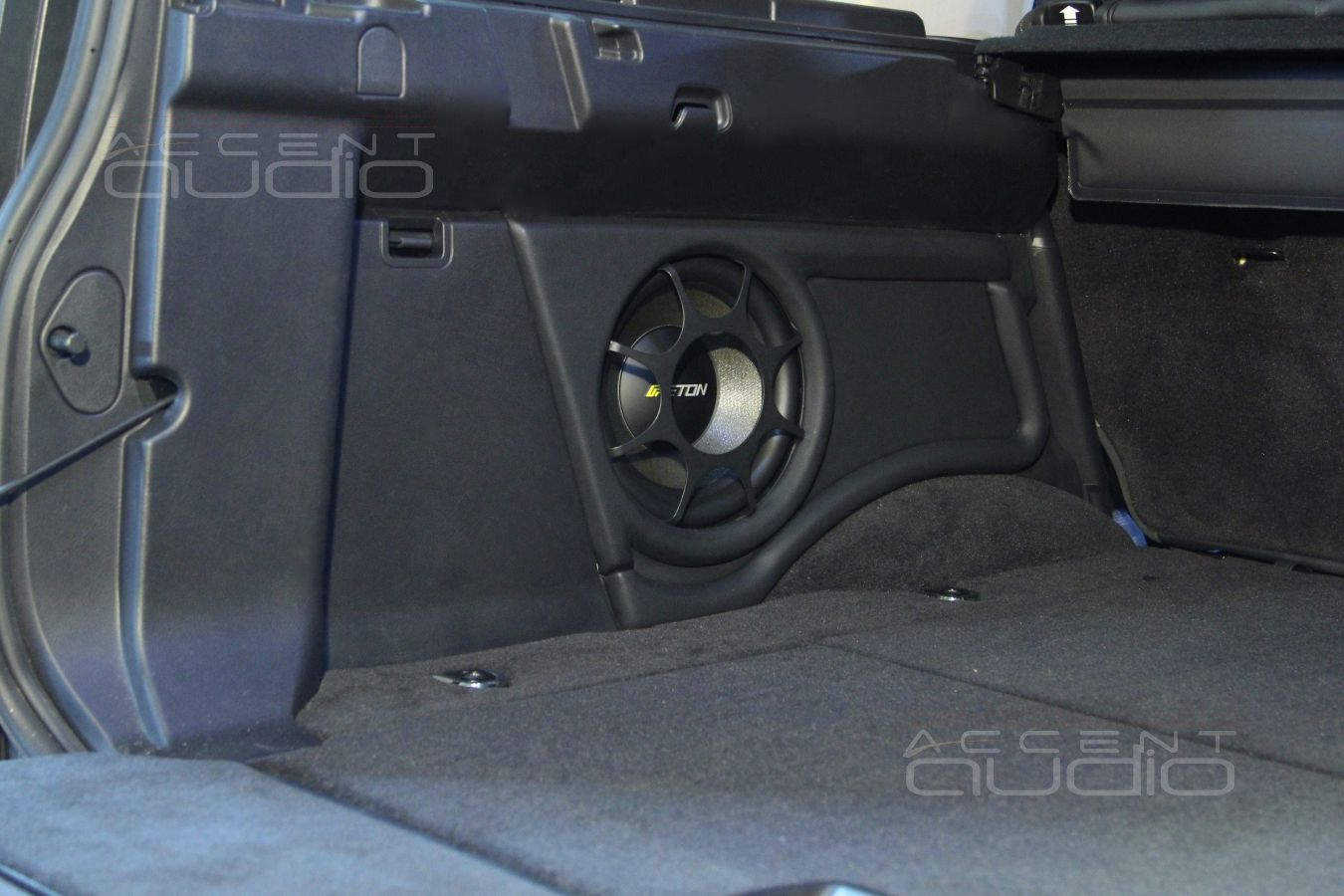 Встройка сабвуфера в крыло Range Rover Discovery