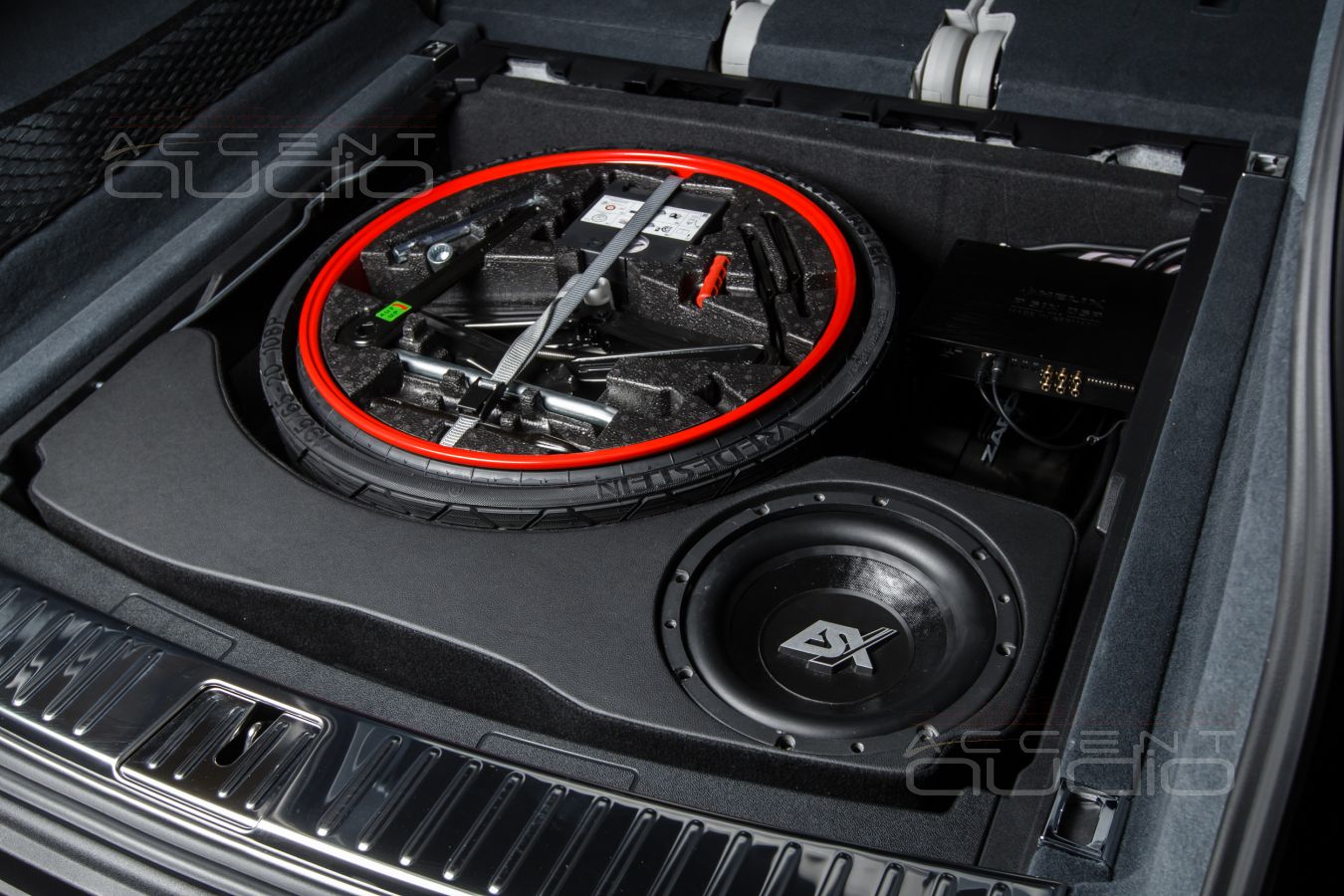 Штатный, но настоящий сабвуфер для Porsche Cayenne Coupe