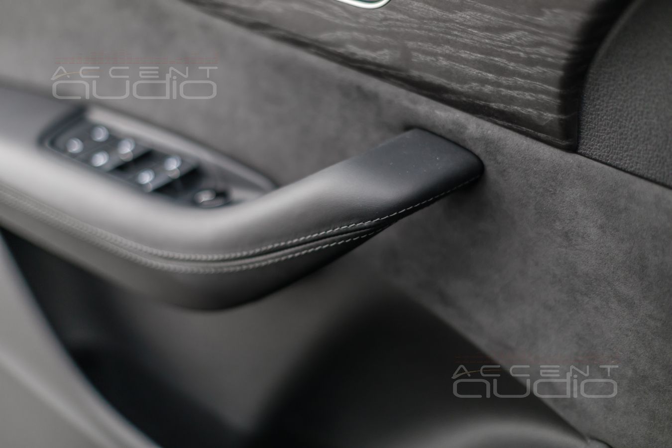 Перетяжка верхних деталей и ручек дверных панелей в кожу Nappa в Audi Q8