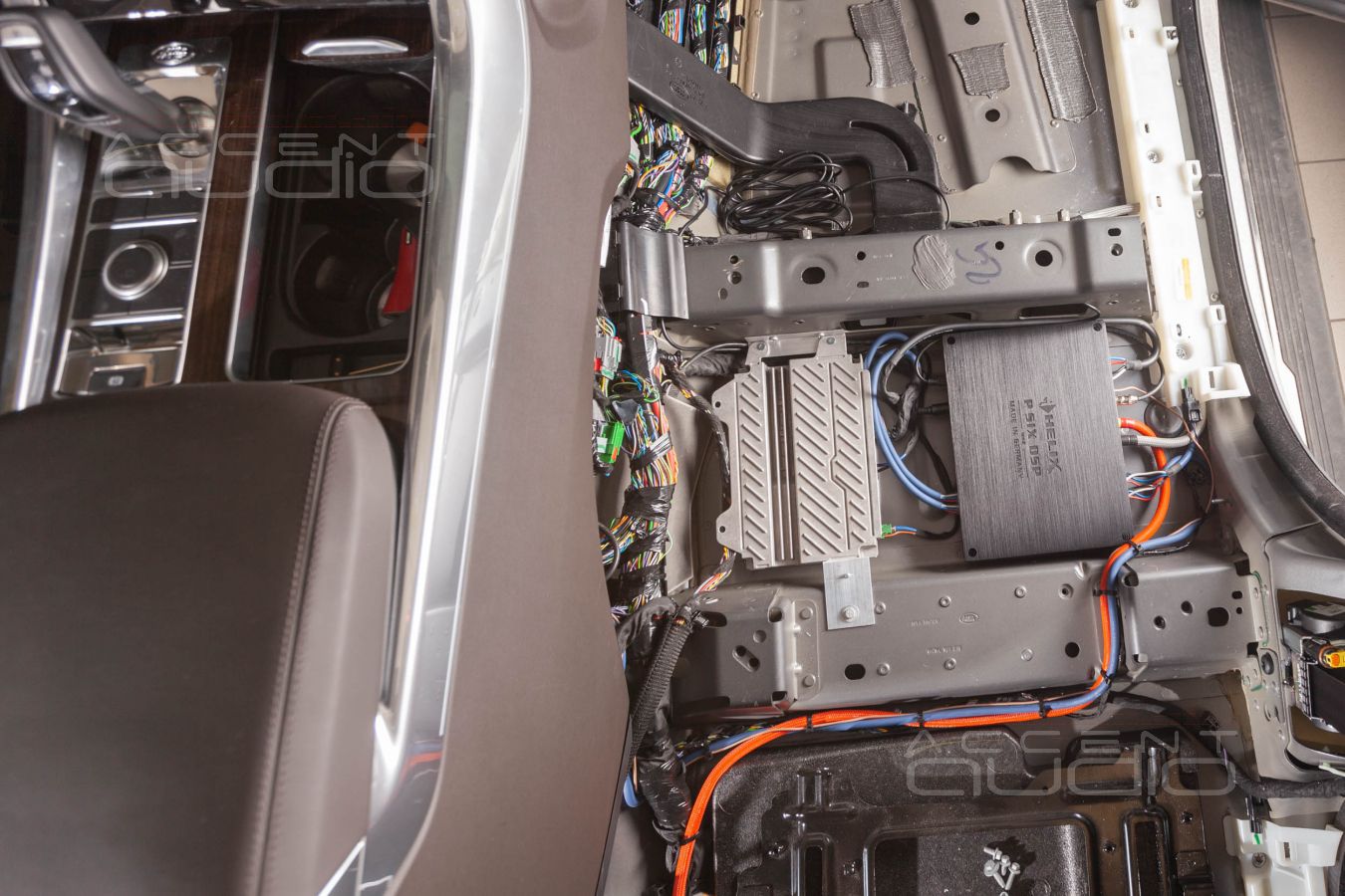 Установка процессорного усилителя Helix в новый Range Rover Sport