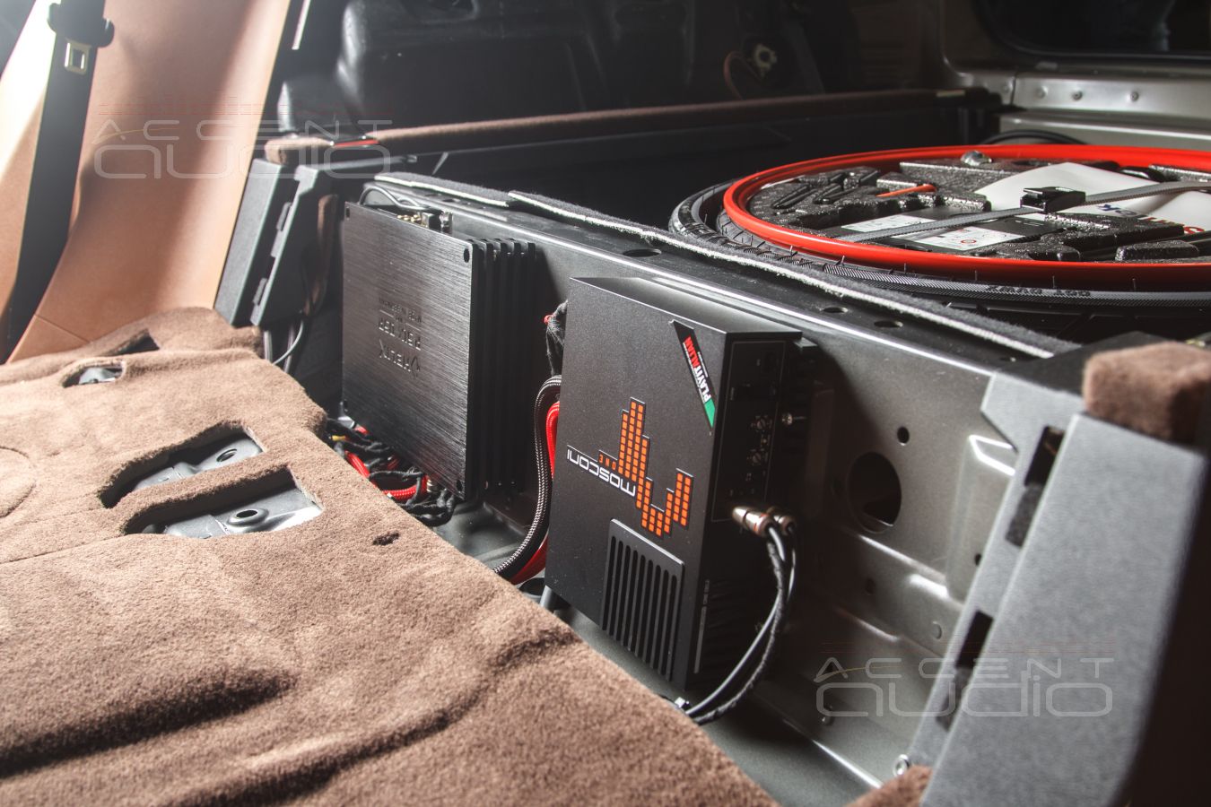 Штатный, скрытый, технологичный – монтаж усилителей в Porsche Cayenne Coupe 2022