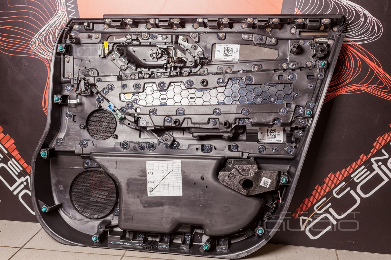 Аудиоподготовка Range Rover Velar, установка мидбасов Focal и великолепный пластик обшивок