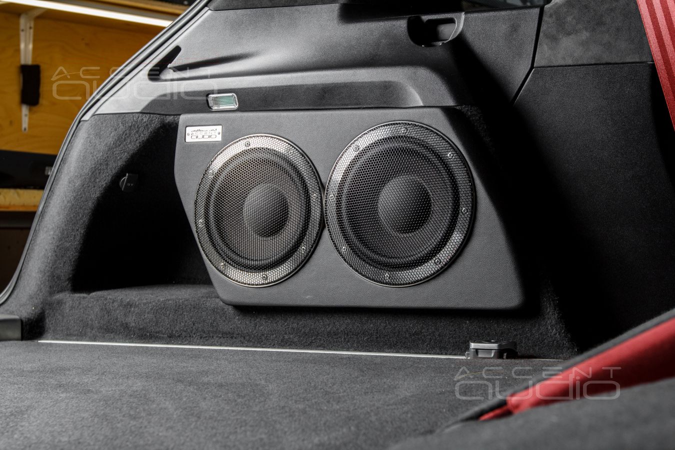 Наша прелесть: сдвоенный сабвуфер-стелс на базе головок Brax ML8SUB для нового Porsche Cayenne