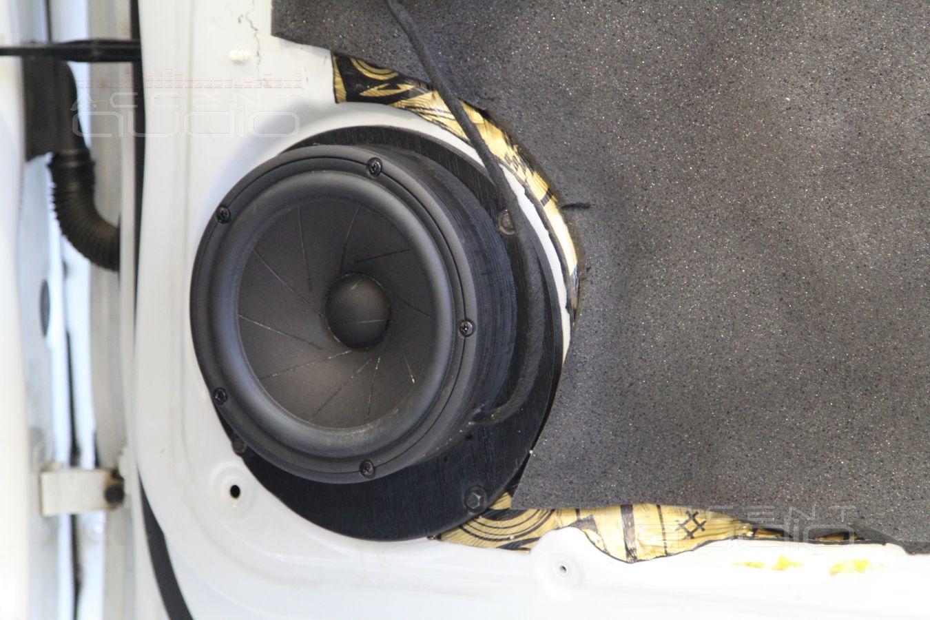 Установка акустики в Audi Q5 – мидбасовые динамики ScanSpeak Revelator