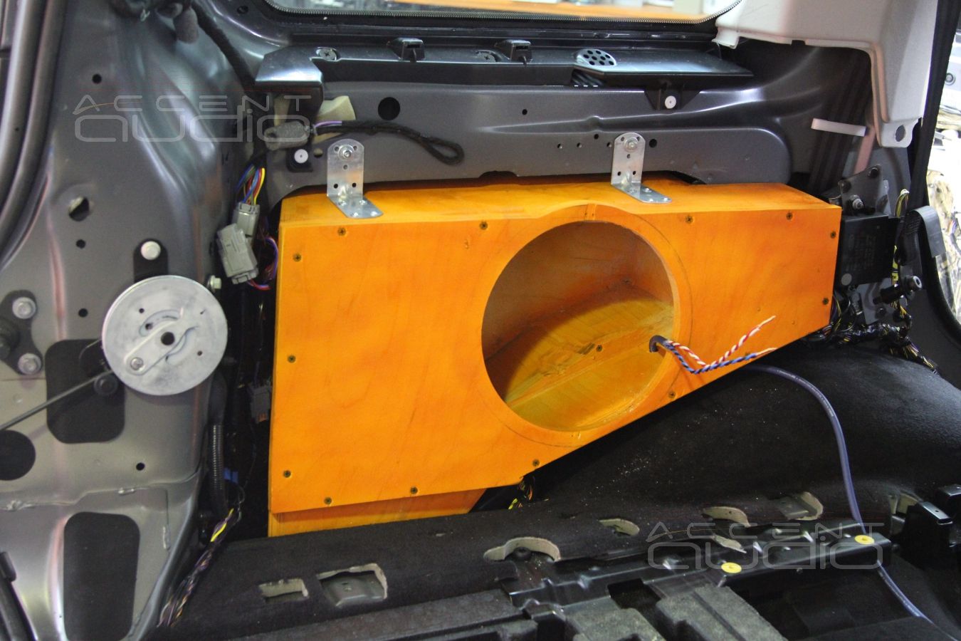 Встройка сабвуфера в крыло Range Rover Discovery