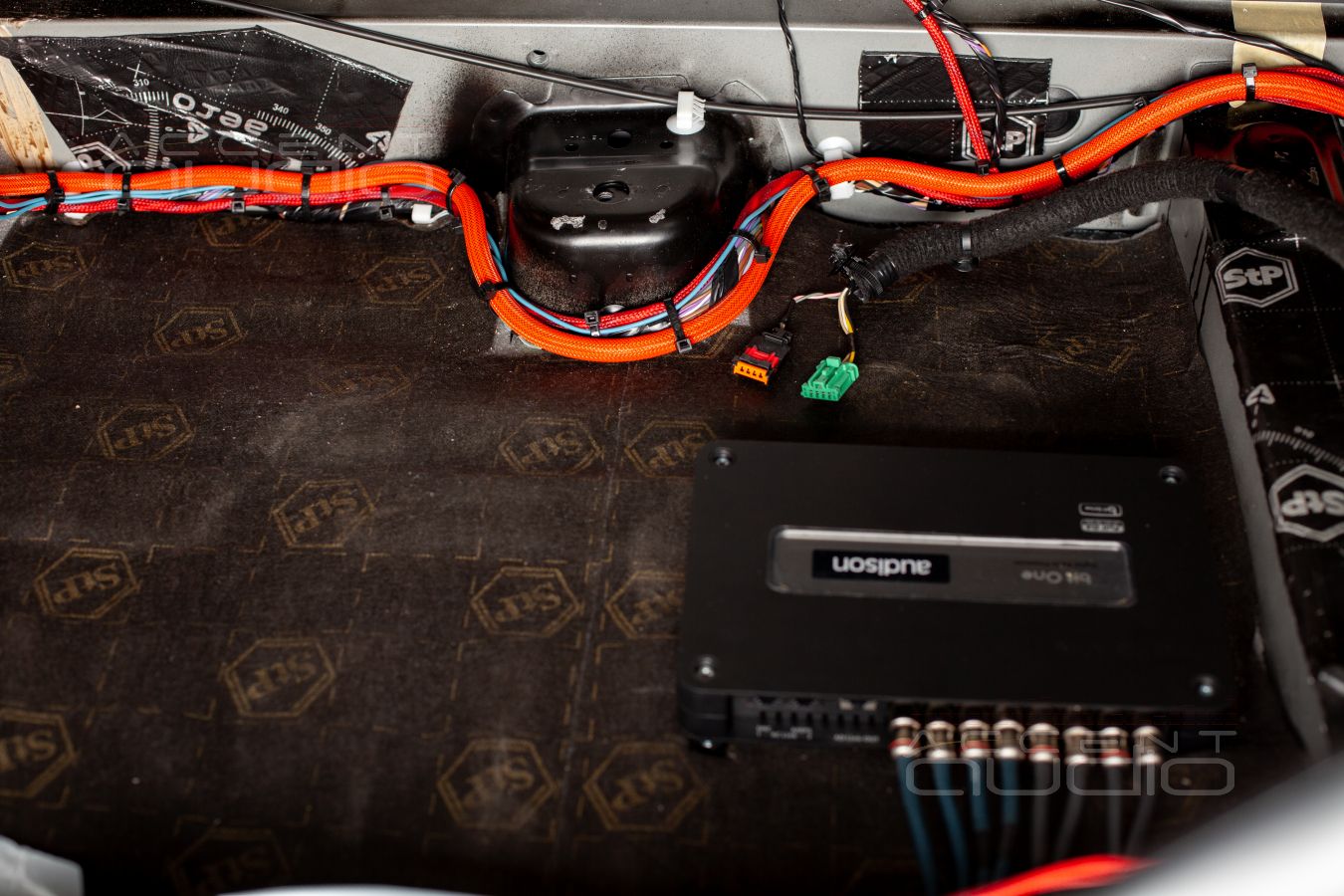 Установка усилителей Audison SRx 2S.1 и JLAudio JX 100\1D в подполье багажного отсека