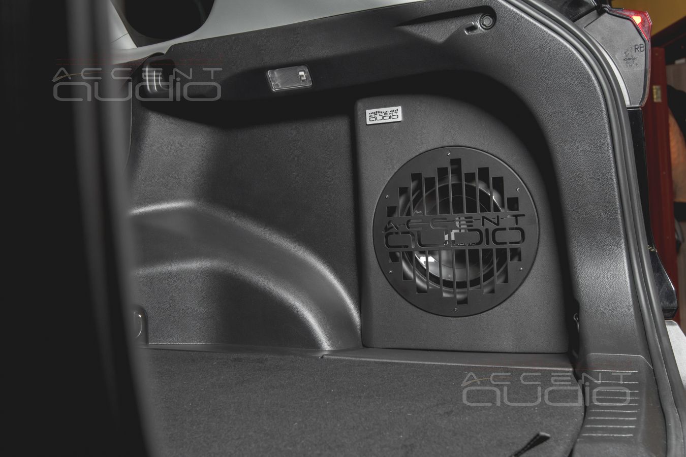 Сабвуфер-стелс для Toyota RAV4 – единственно возможное решение