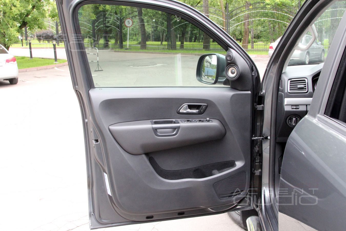 Установка мидбасовых динамиков FOCAL MW PS165F3 (6L23402) – штатно, но с доработкой