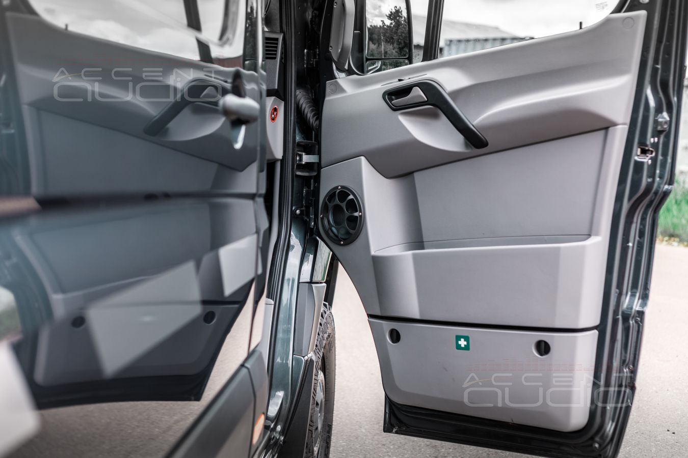 Установка мидбасовых динамиков SOAudio в Mercedes-Benz Sprinter CS-Reisemobile