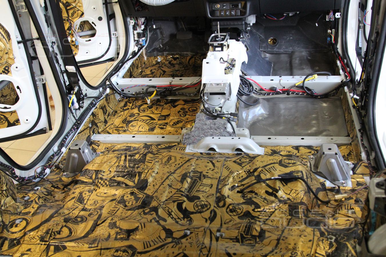 Шумоизоляция Mitsubishi Outlander