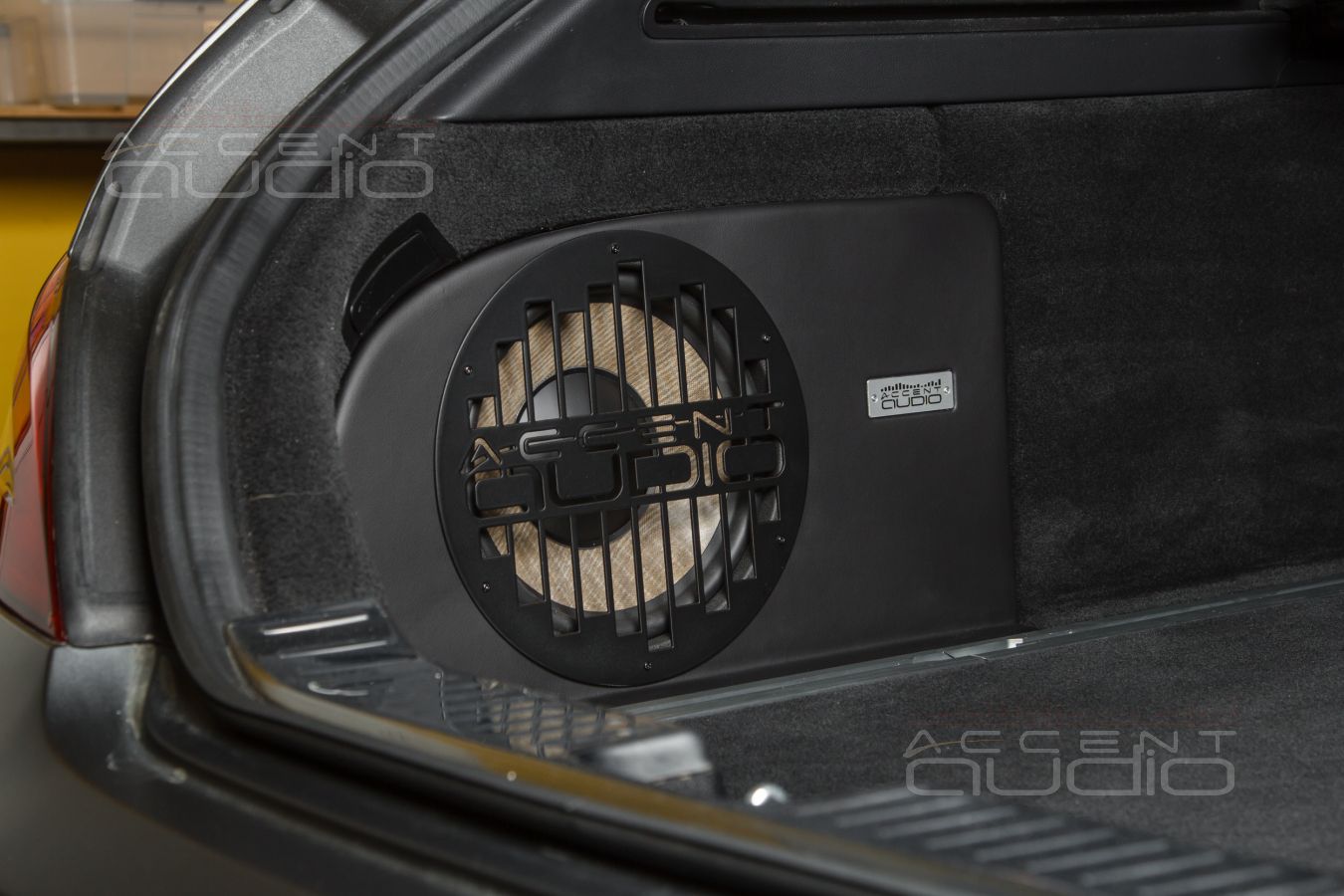 Звук Стиль Бас Focal – фирменный сабвуфер-стелс специально для Mercedes CLS