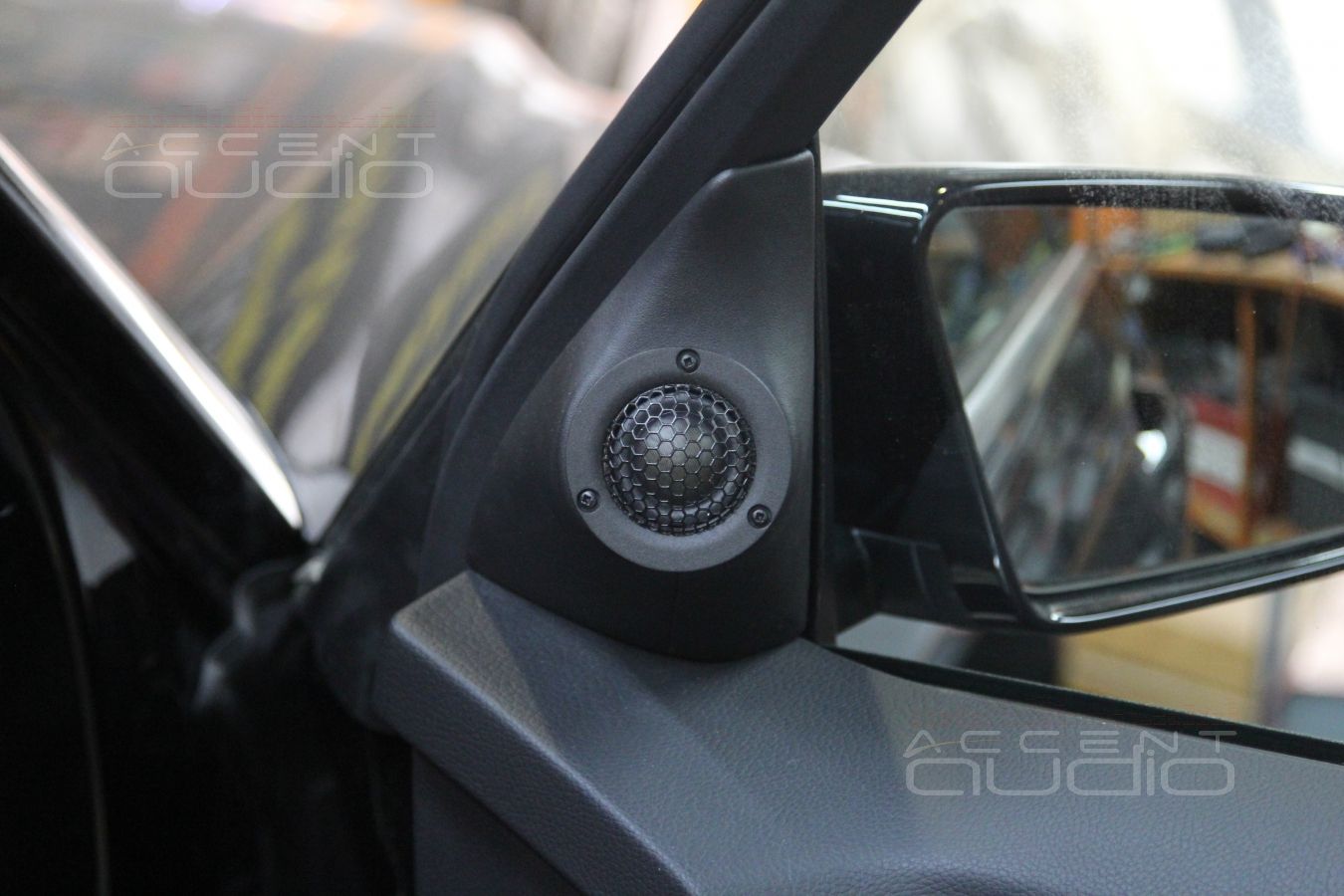 Замена акустики и виброизоляция дверей в Mercedes GLK 2014