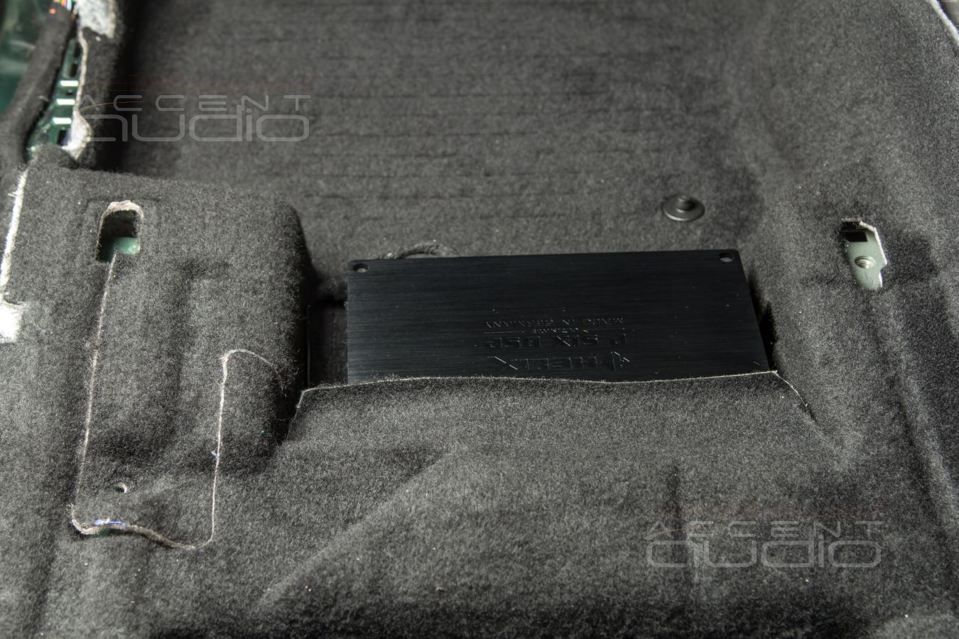 Скрытый монтаж процессорного усилителя Helix PSix Ultimate под сидение Skoda Kodiaq