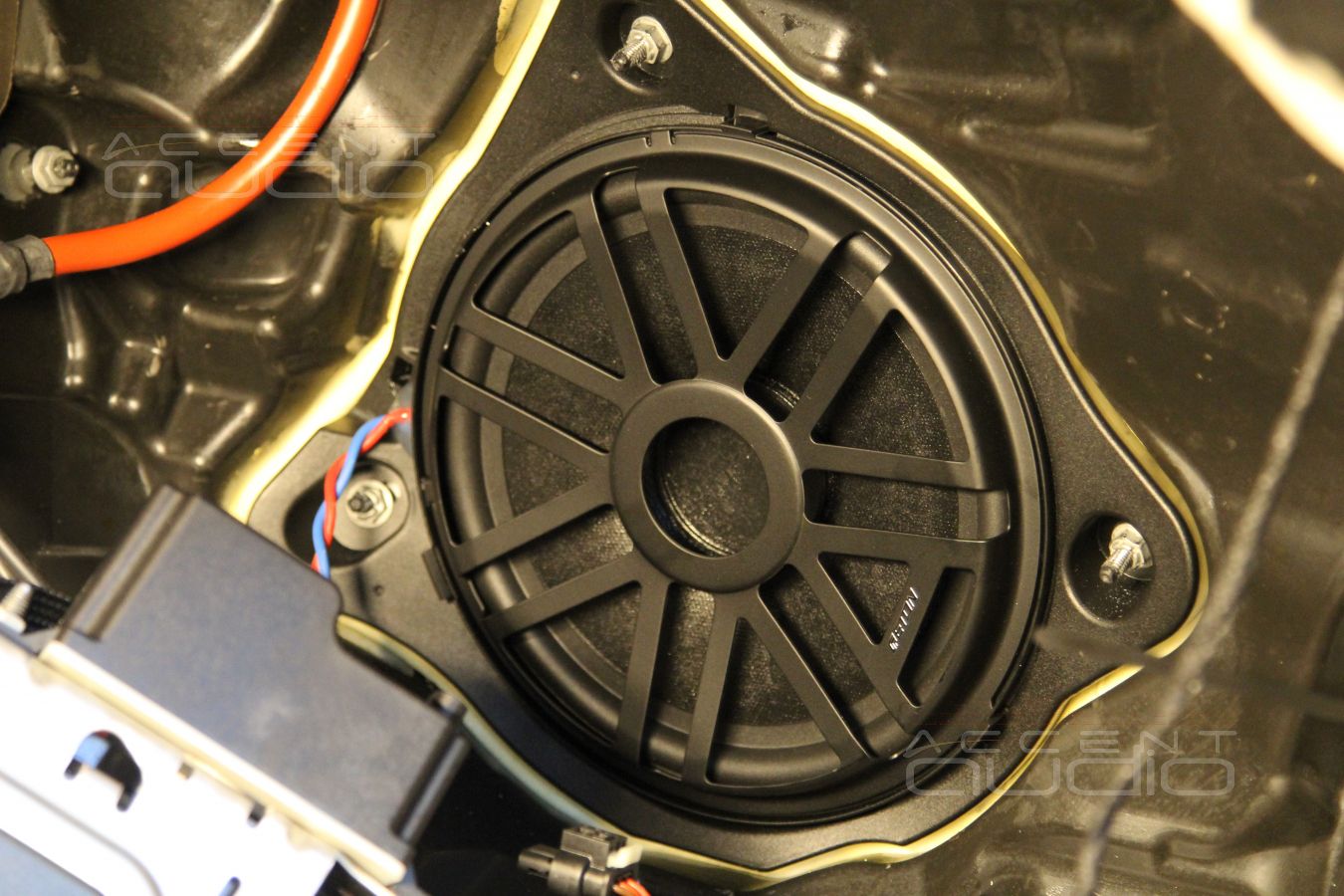 Eton UG MB 195L в Mercedes-Benz E200 – как дома