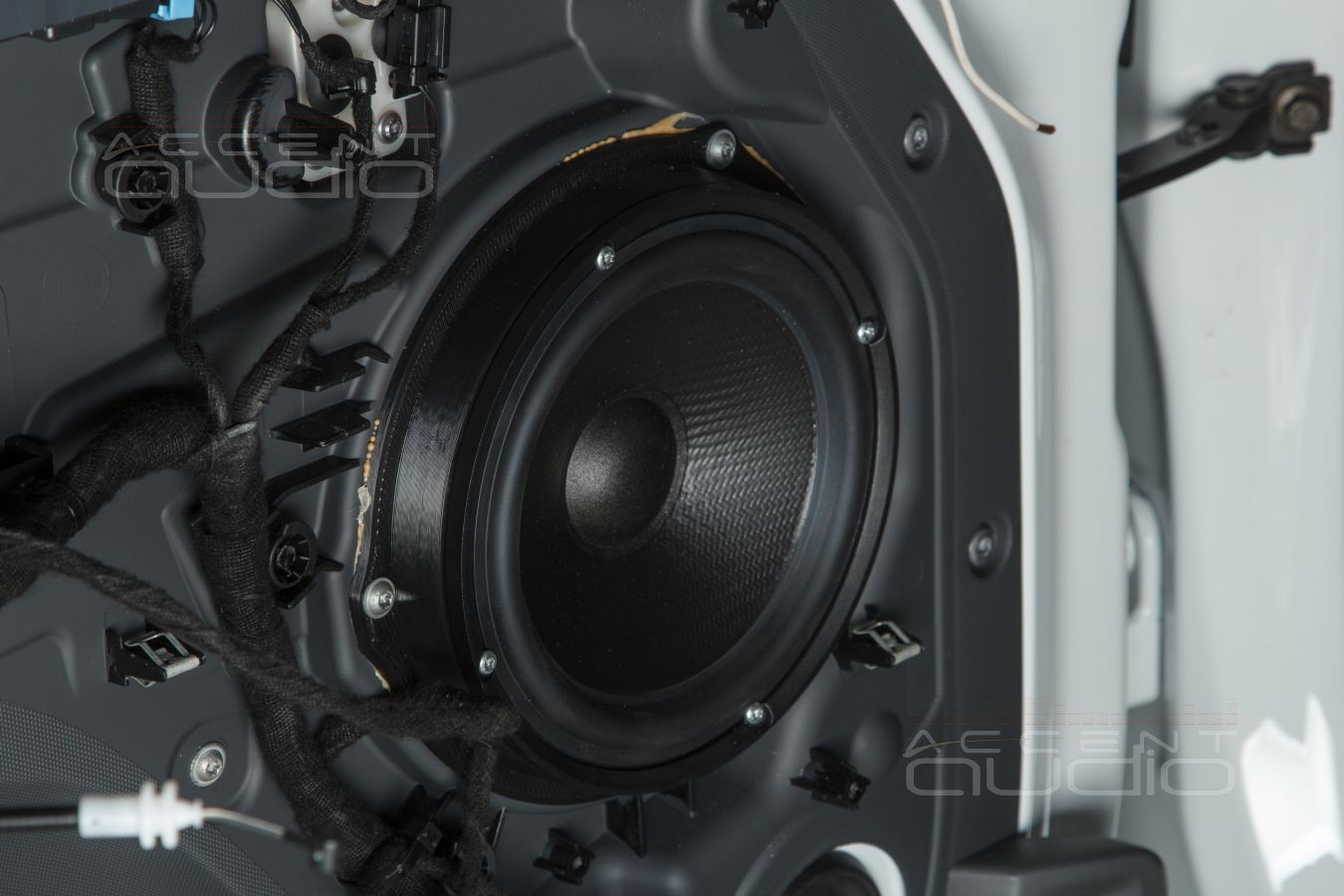 Аудиоподготовка оригинальных дверей Land Rover Defender и установка новых мидбасов SOAudio