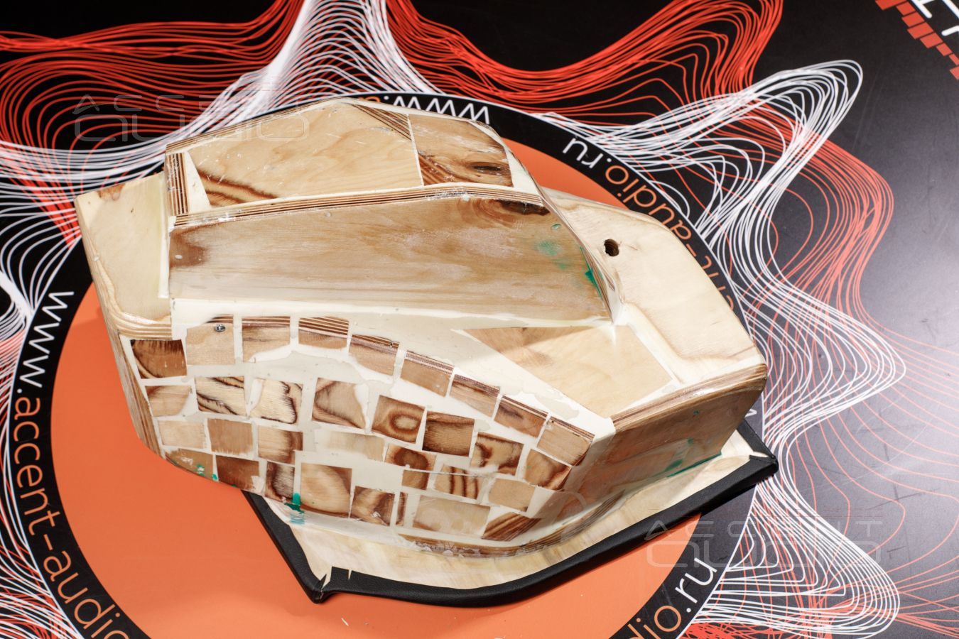 Настоящий американский бас, встроенный в крыло Audi Q5 ll: сабвуфер-стелс от Accent-Audio