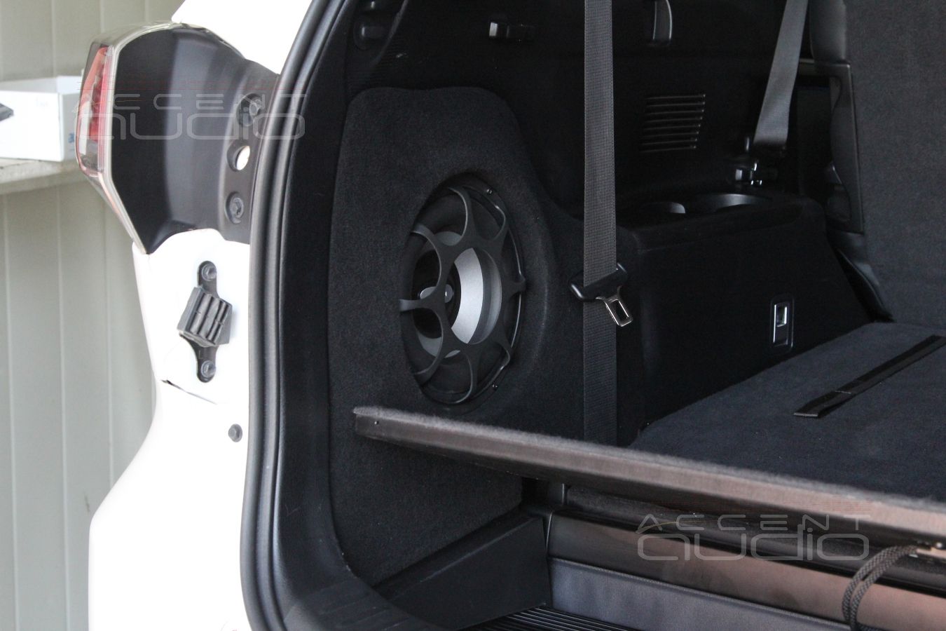 Встроенный сабвуфер в Toyota Highlander