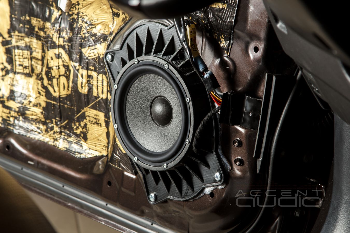 Комплект из двух подиумов для установки 165 мм мидбасовых излучателей в Lexus GX460 2019-2023.