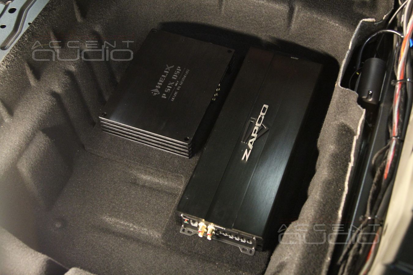 Скрытая интеграция усилителей Helix и Zapco в Mercedes-Benz E200