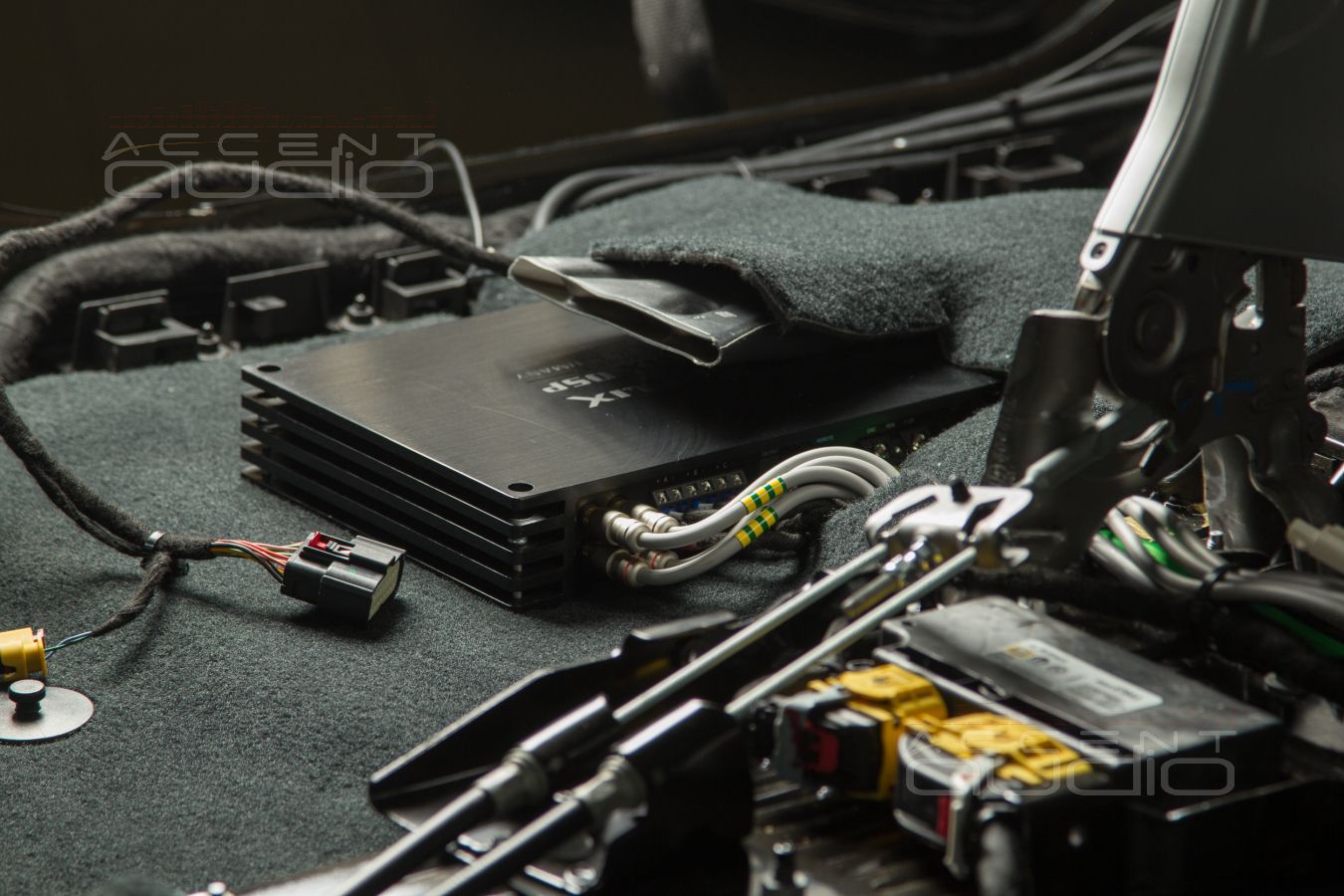 7 каналов усиления и процессинга: монтаж немецких усилителей в американскую машину