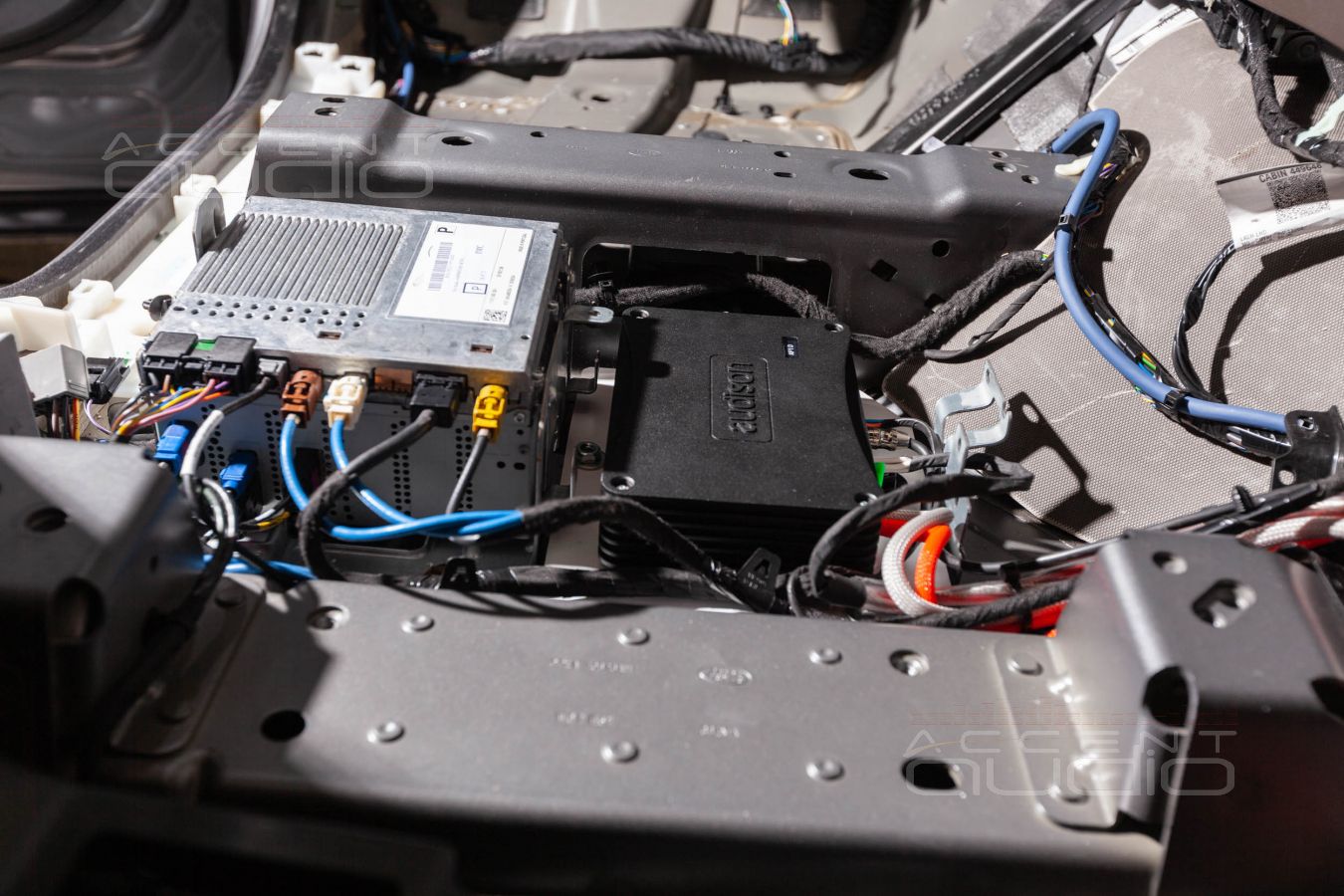 Установка процессорного усилителя Helix в новый Range Rover Sport