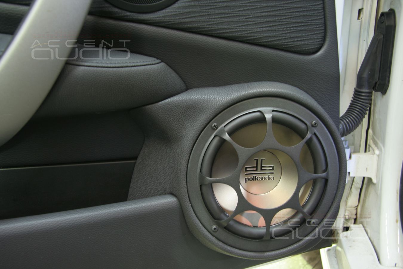 Мидбасы в двери BMW 118