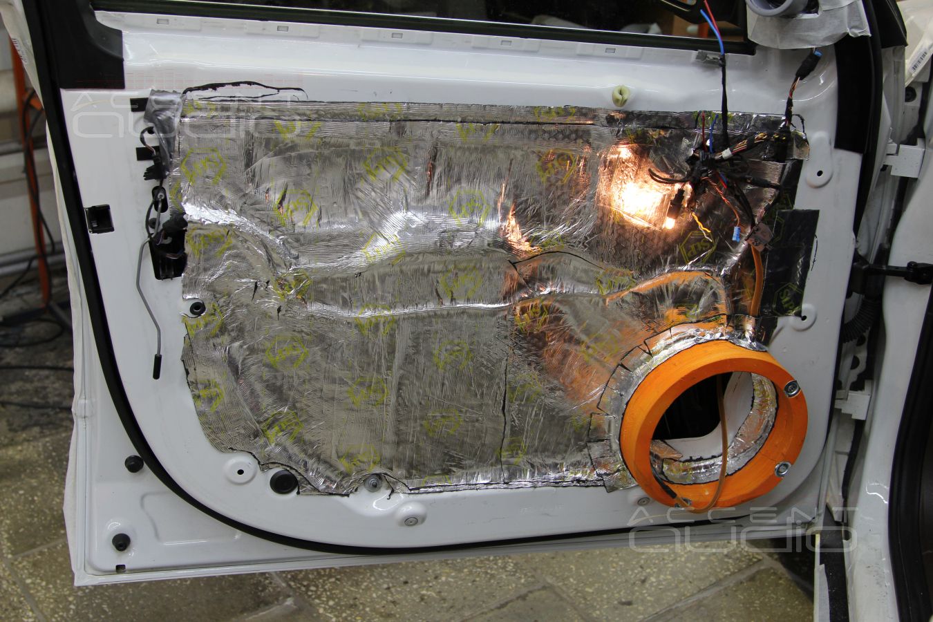 Процесс установки динамиков в двери BMW X5