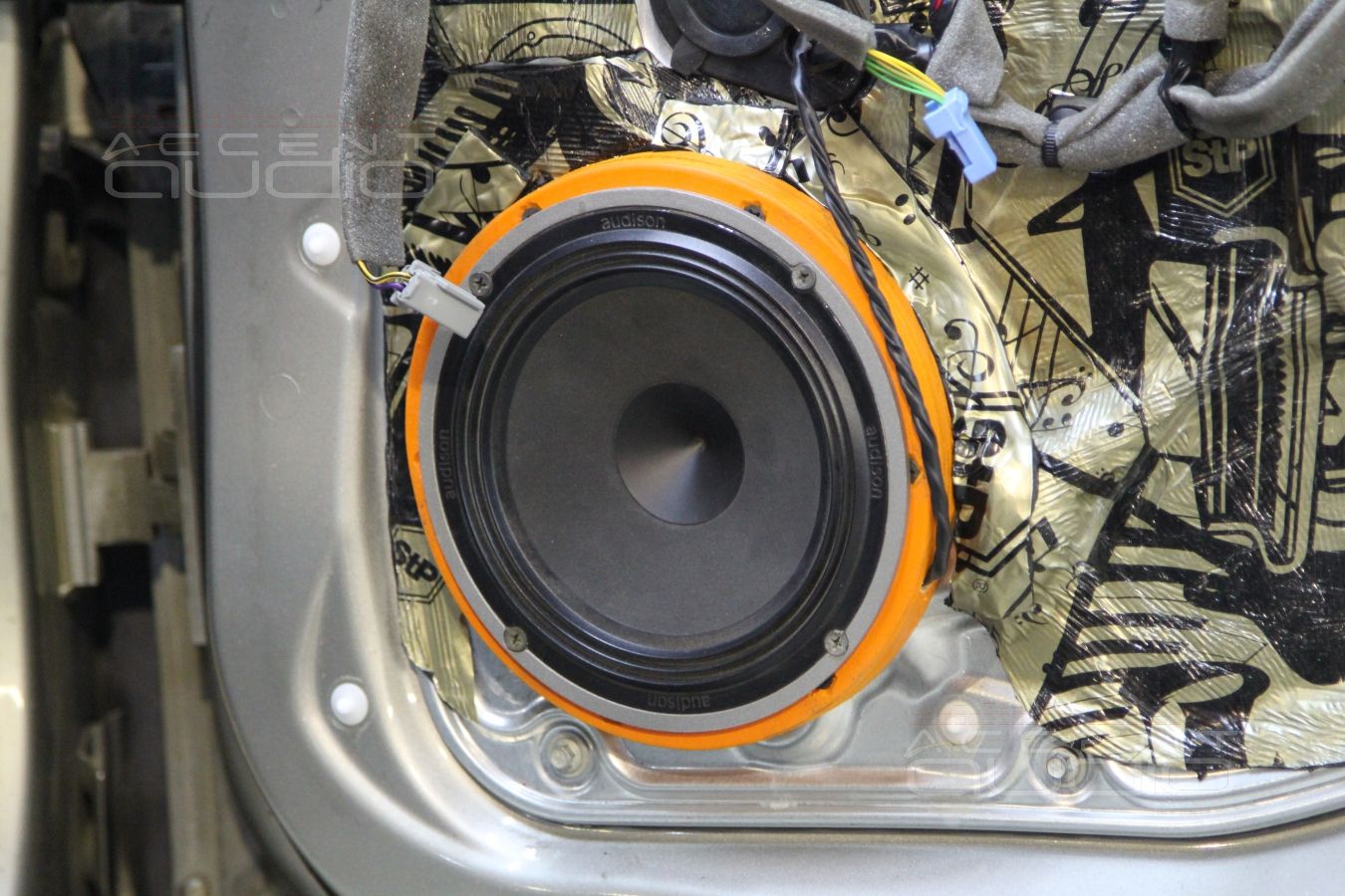 Установка акустики Audison VOCE AV K6 в Volvo XC 70