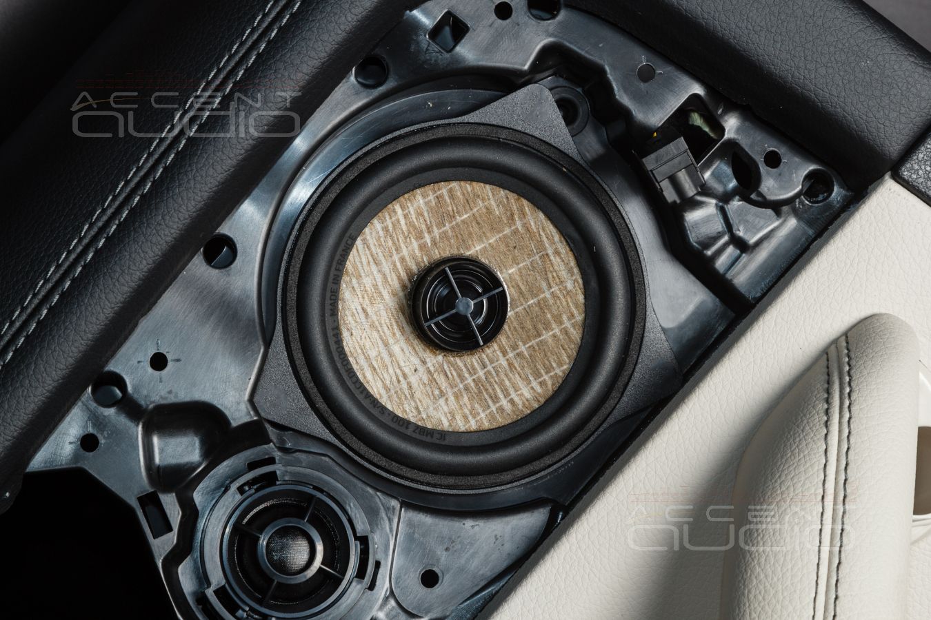 Монтаж акустики Gladen ONE 200.3MB в штатные места MB GLE