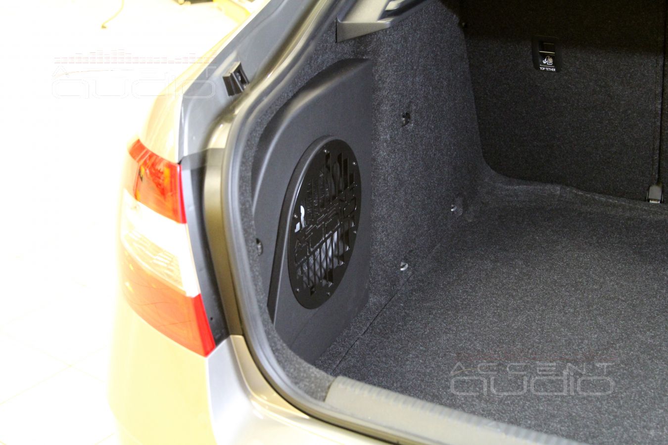 Настоящий сабвуфер-стелс для Skoda Octavia