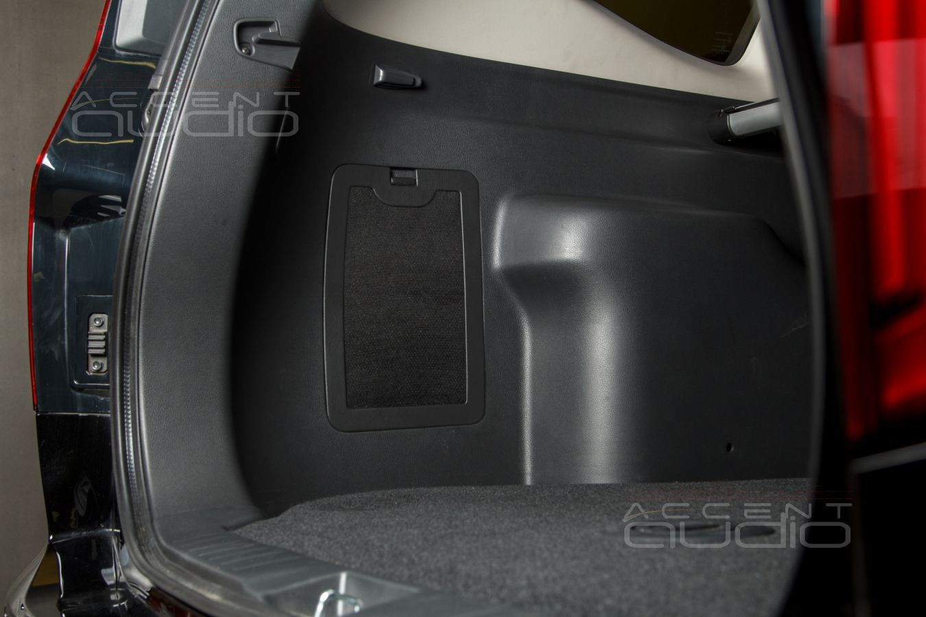 Полностью скрытый, встроенный сабвуфер-стелс для Mitsubishi Pajero Sport