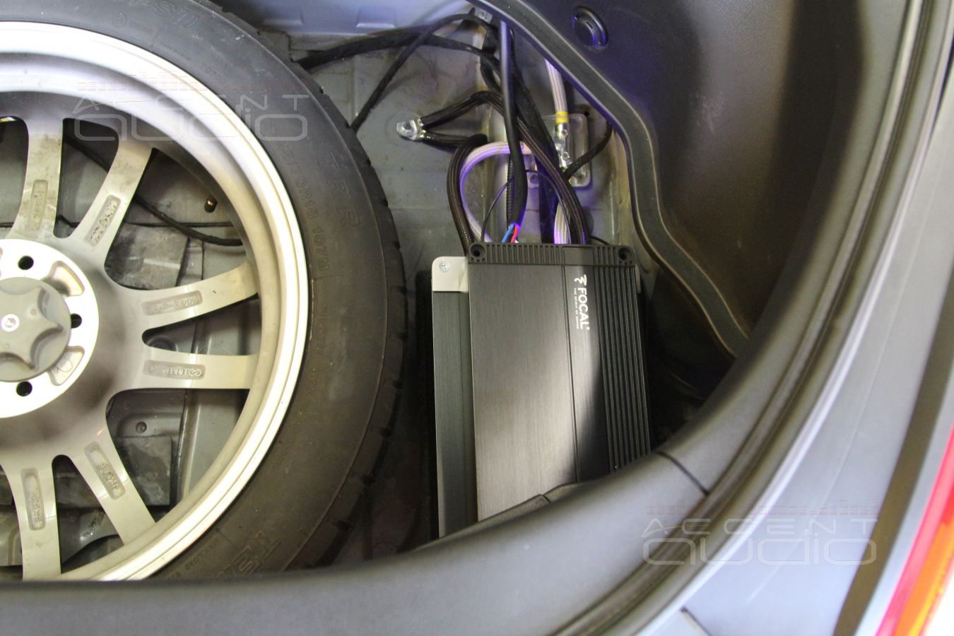 Установка и скрытая интеграция усилителей Focal FPX 4.400 SQ