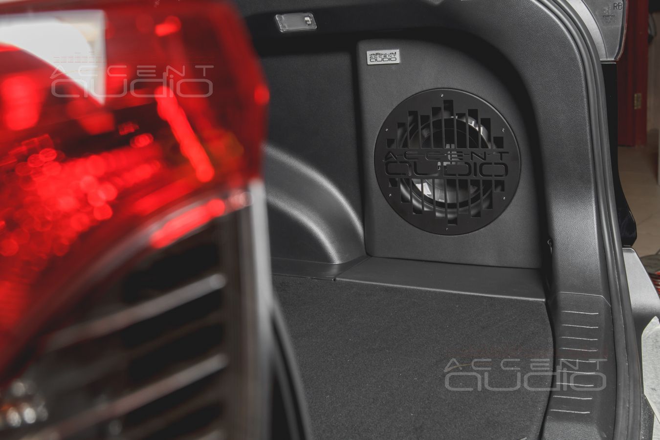 Сабвуфер-стелс для Toyota RAV4 – единственно возможное решение