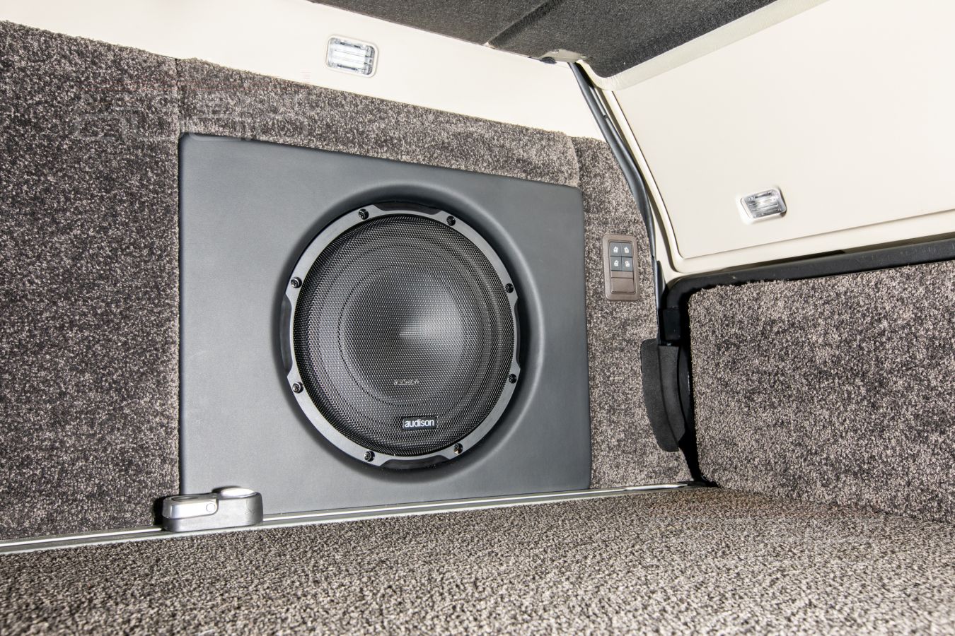 Встроенный сабвуфер-стелс в Range Rover Autobiography