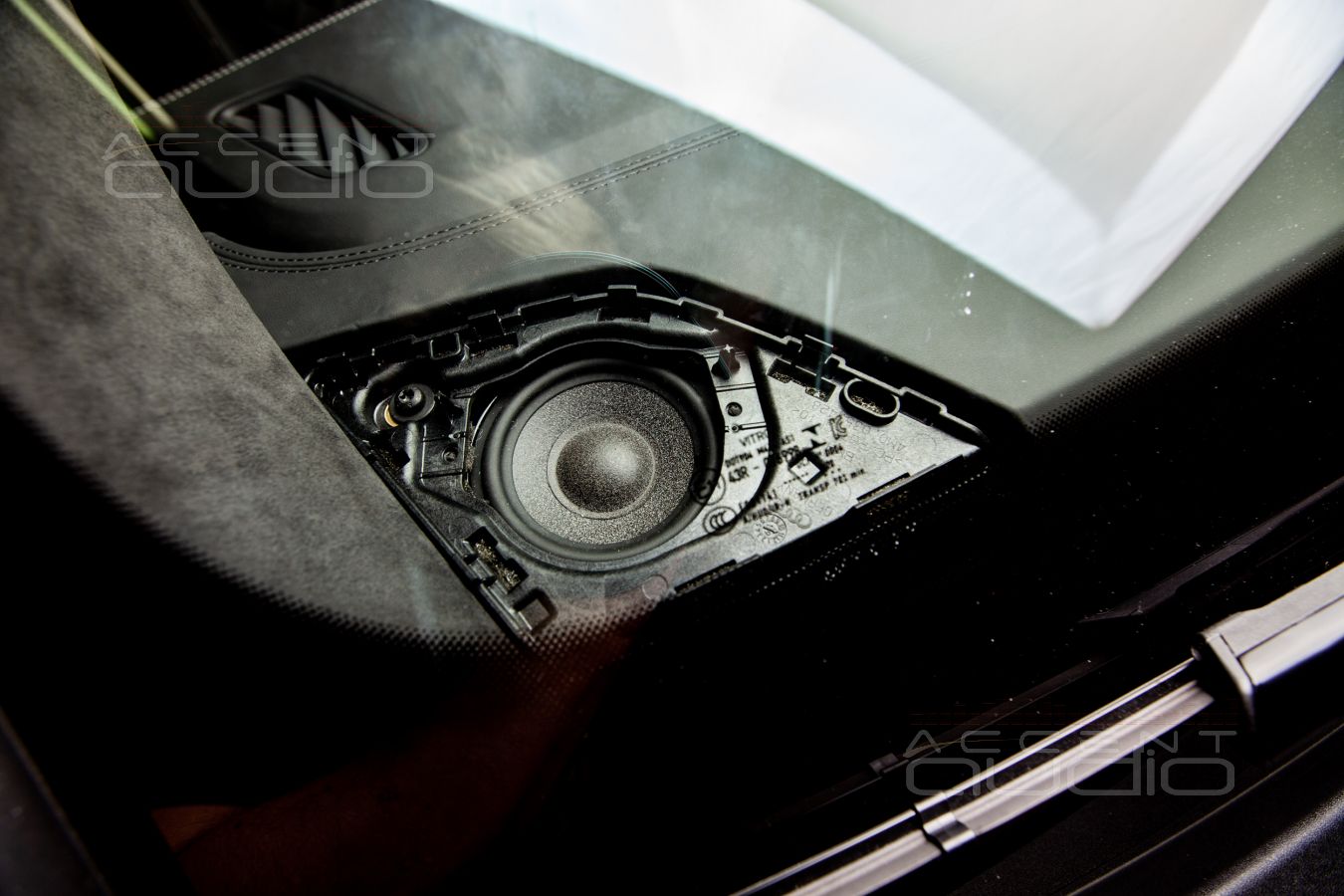 Установка новых среднечастотных динамиков в Audi Q8 – очень важно !