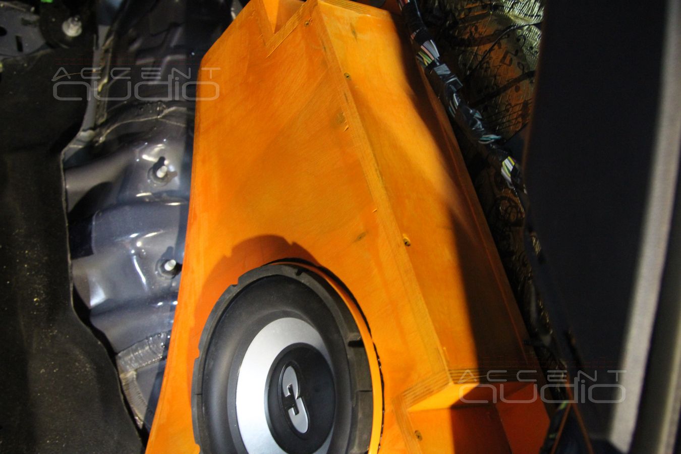 Установка сабвуфера в Jeep Grand Cherokee 2014