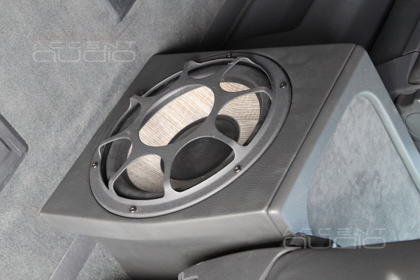 Установка сабвуфера в Volkswagen Multivan