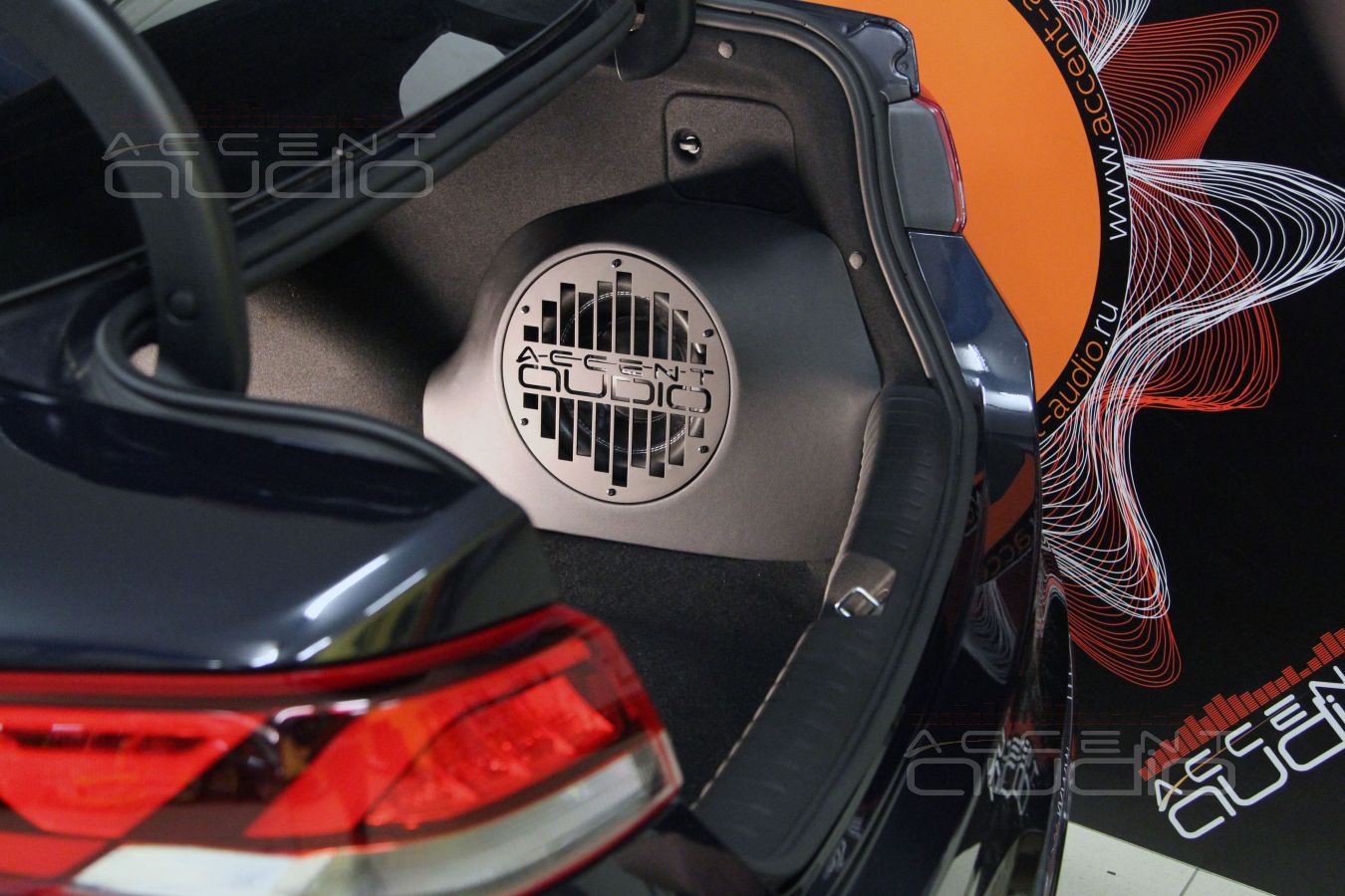 Настоящий сабвуфер-стелс в Kia Optima ? Конечно ! Gladen SQX 10