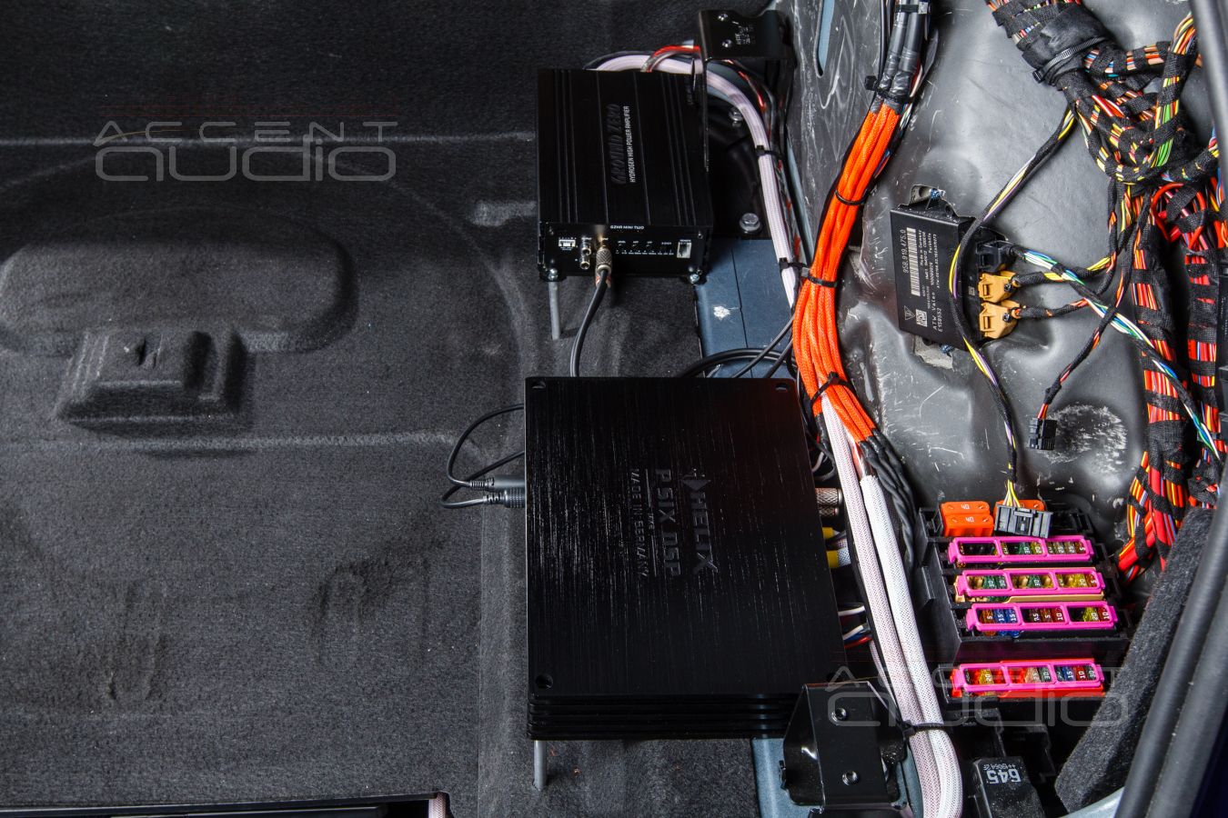 Интеграция усилителей Helix и Ground Zero в Porsche Macan