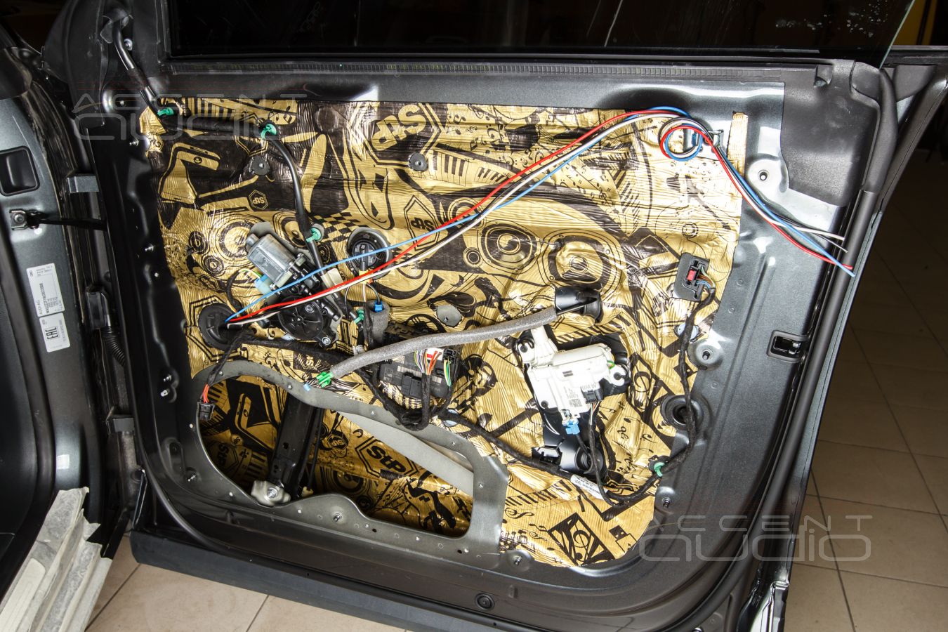 Аудиоподготовка дверей и установка мидбасов Dego Master 2000 в дверные ящики Audi Q8